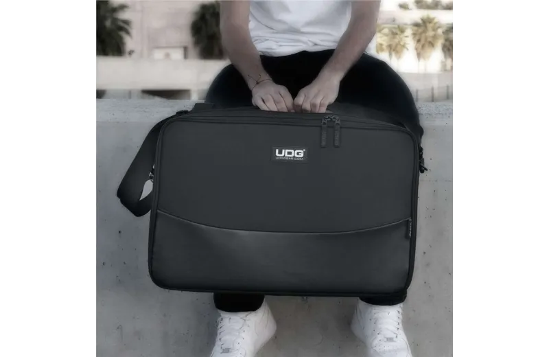 UDG Urbanite MIDI Controller Sleeve Medium Black U7101BL