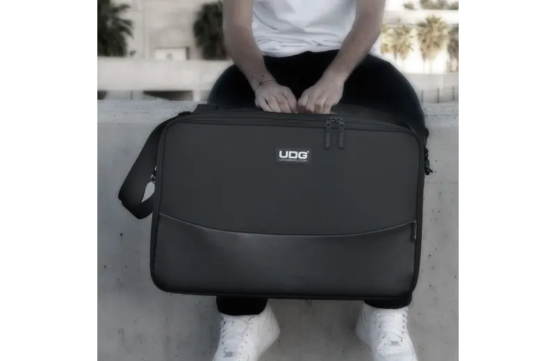 UDG Urbanite MIDI Controller Sleeve Medium Black U7101BL