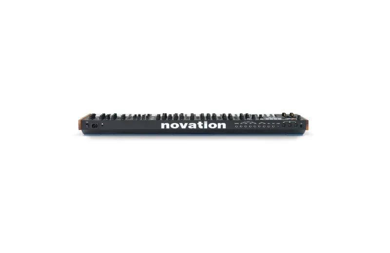 NOVATION SUMMIT ANALOG SYNTHESIZER