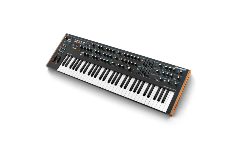 NOVATION SUMMIT ANALOG SYNTHESIZER
