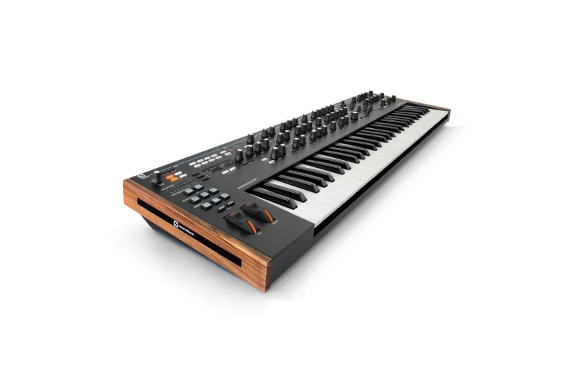 NOVATION SUMMIT ANALOG SYNTHESIZER