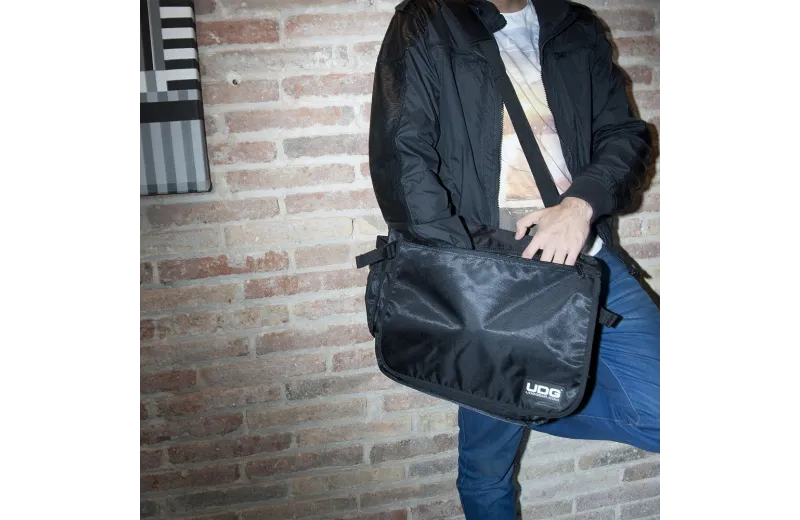 UDG ULTIMATE COURIERBAG B/OR INSIDE U9450BL/OR