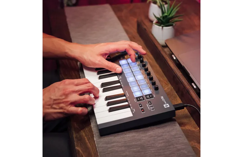 Novation Flkey mini usb midi keyboard