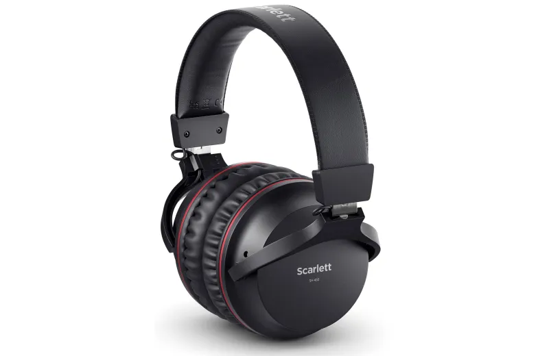 Focusrite Scarlett 2i2 4TH GEN + Microphone + Headphones